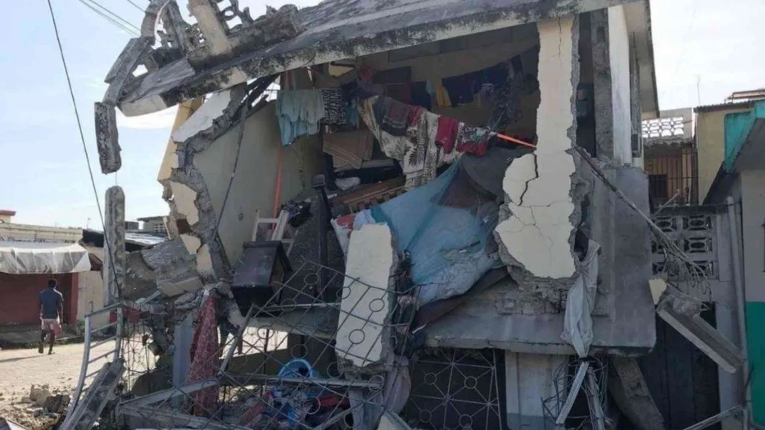 Ad Haiti forte terremoto (magnitudo 7.2). Danni e almeno 225 morti