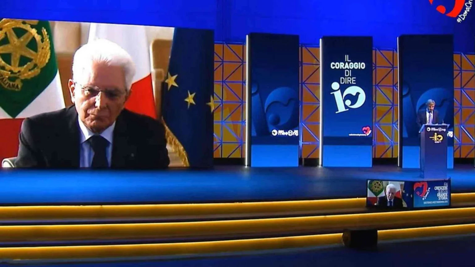 Mattarella dall'io al tu: "Vaccinarsi è un dovere"