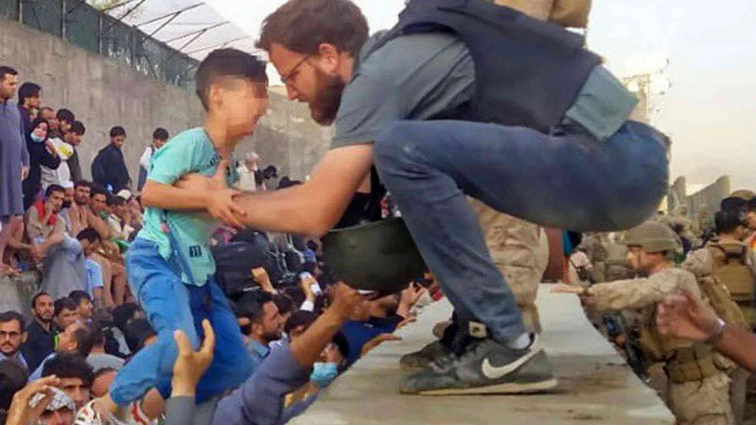 E il console italiano a Kabul porta in salvo un bambino