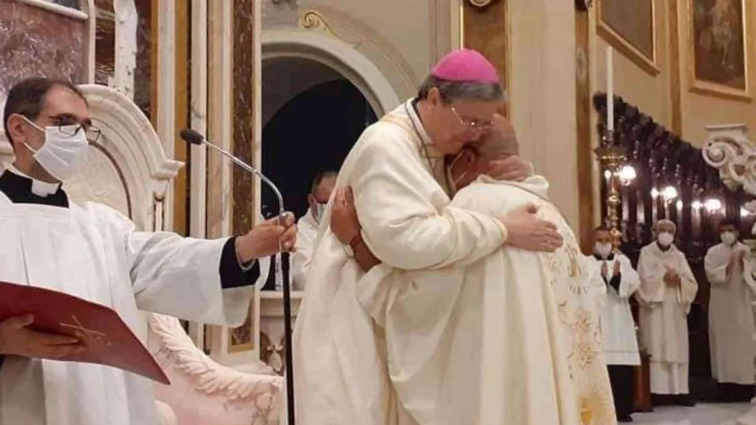 Vedovo e genitore, diventa sacerdote