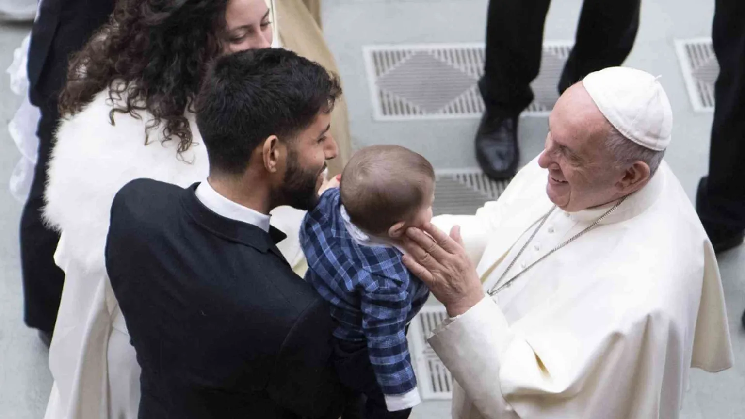 Francesco: la famiglia è forte se si apre alla vita / LA PREGHIERA