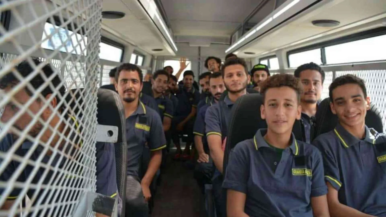 53 egiziani rimpatriati dalla Libia... con le maglie della Guardia di finanza