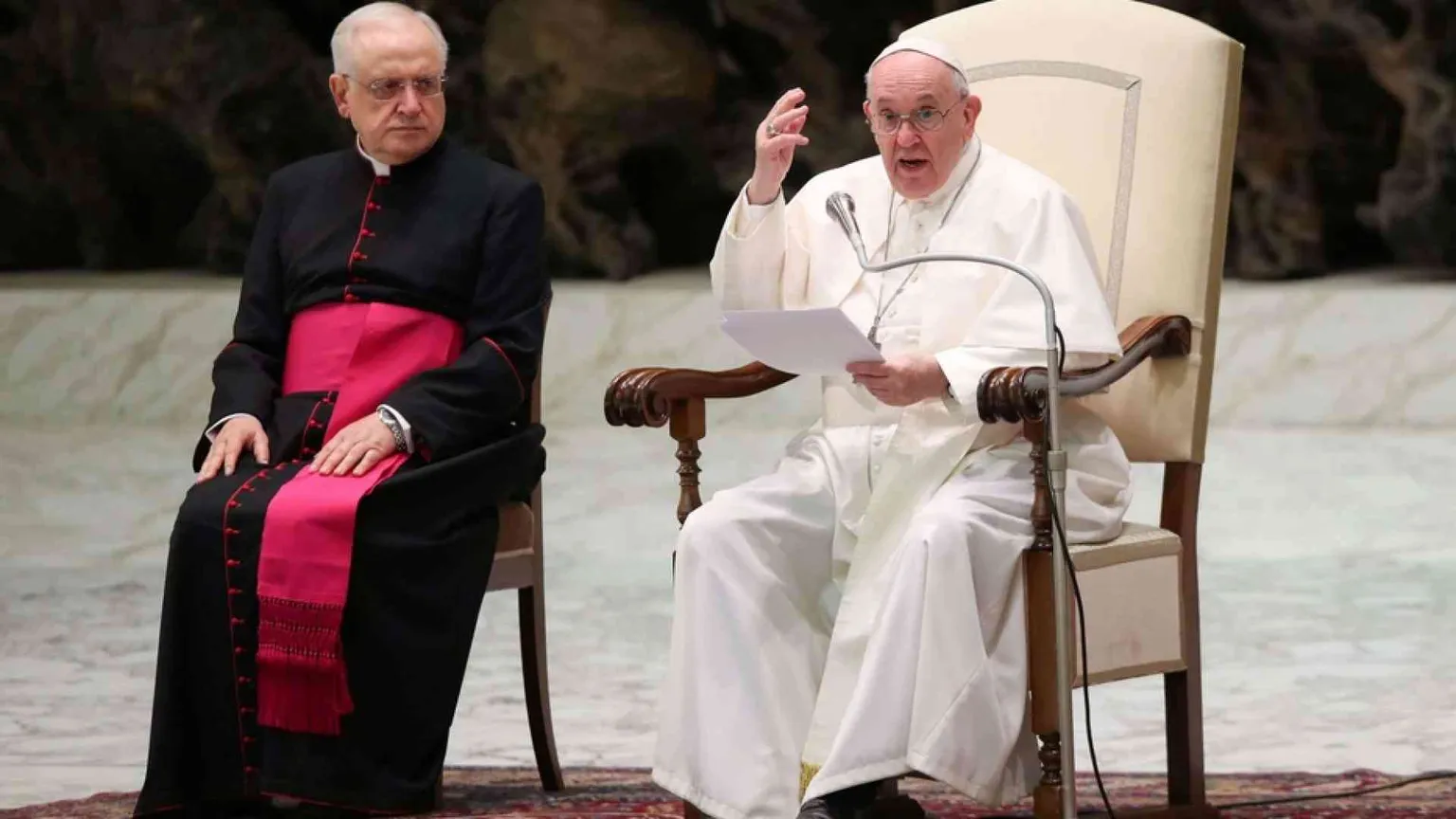 Il Papa: «La violenza sulle donne è una piaga aperta»