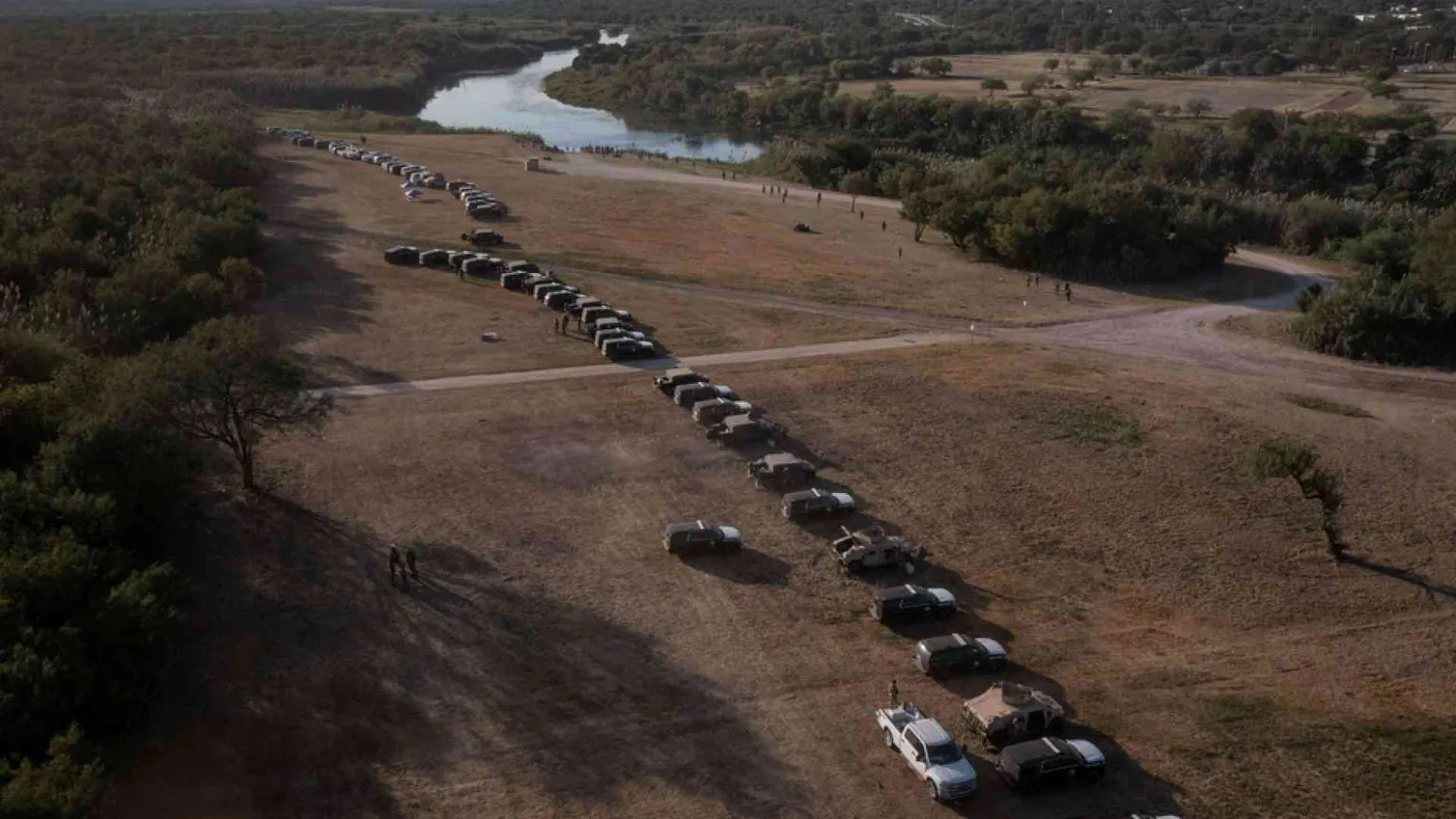 Dopo le frustate il Texas costruisce anche il «muro di auto»