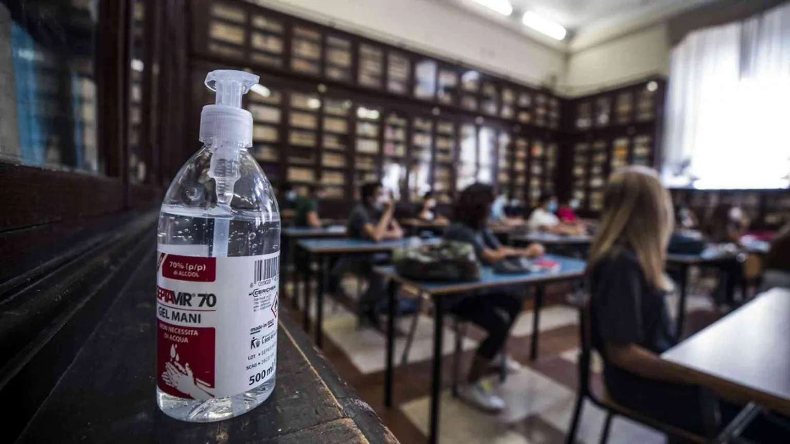 Scuola, con un positivo in classe lezioni in presenza (con tampone)