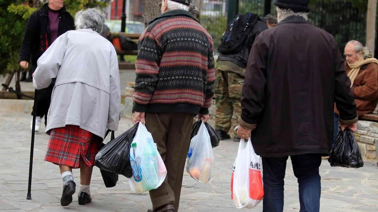 Duecento casse "lente" al supermercato contro la solitudine degli anziani