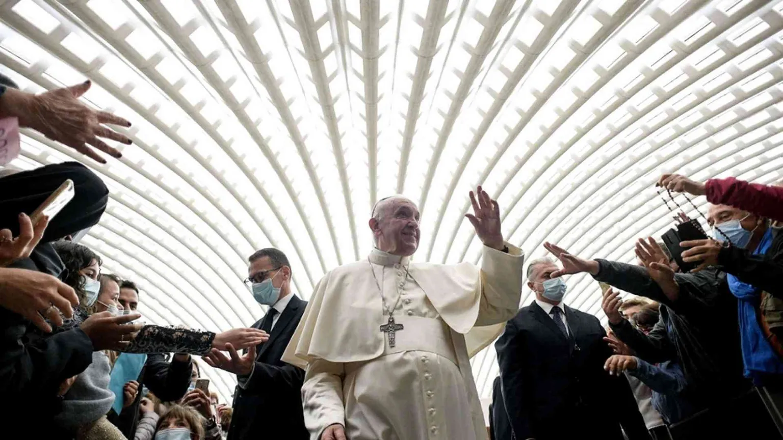 Papa Francesco andrà in Grecia e Cipro. E ringrazia Messi per la maglietta
