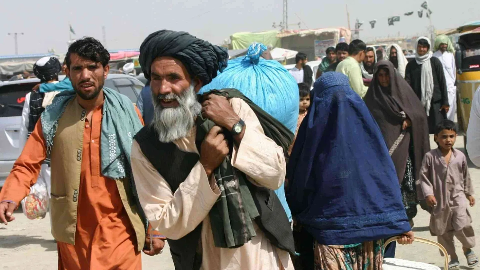 Profughi afghani nella terra di mezzo. Rifiutati da tutti