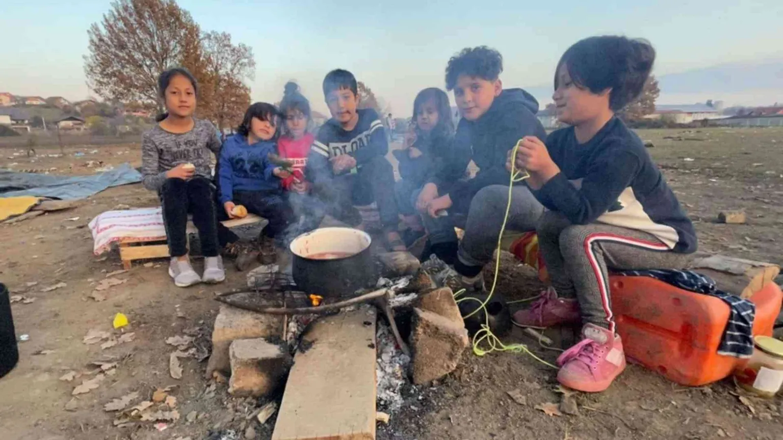 Aerei Ue a caccia di profughi e ruspe per scacciare le famiglie