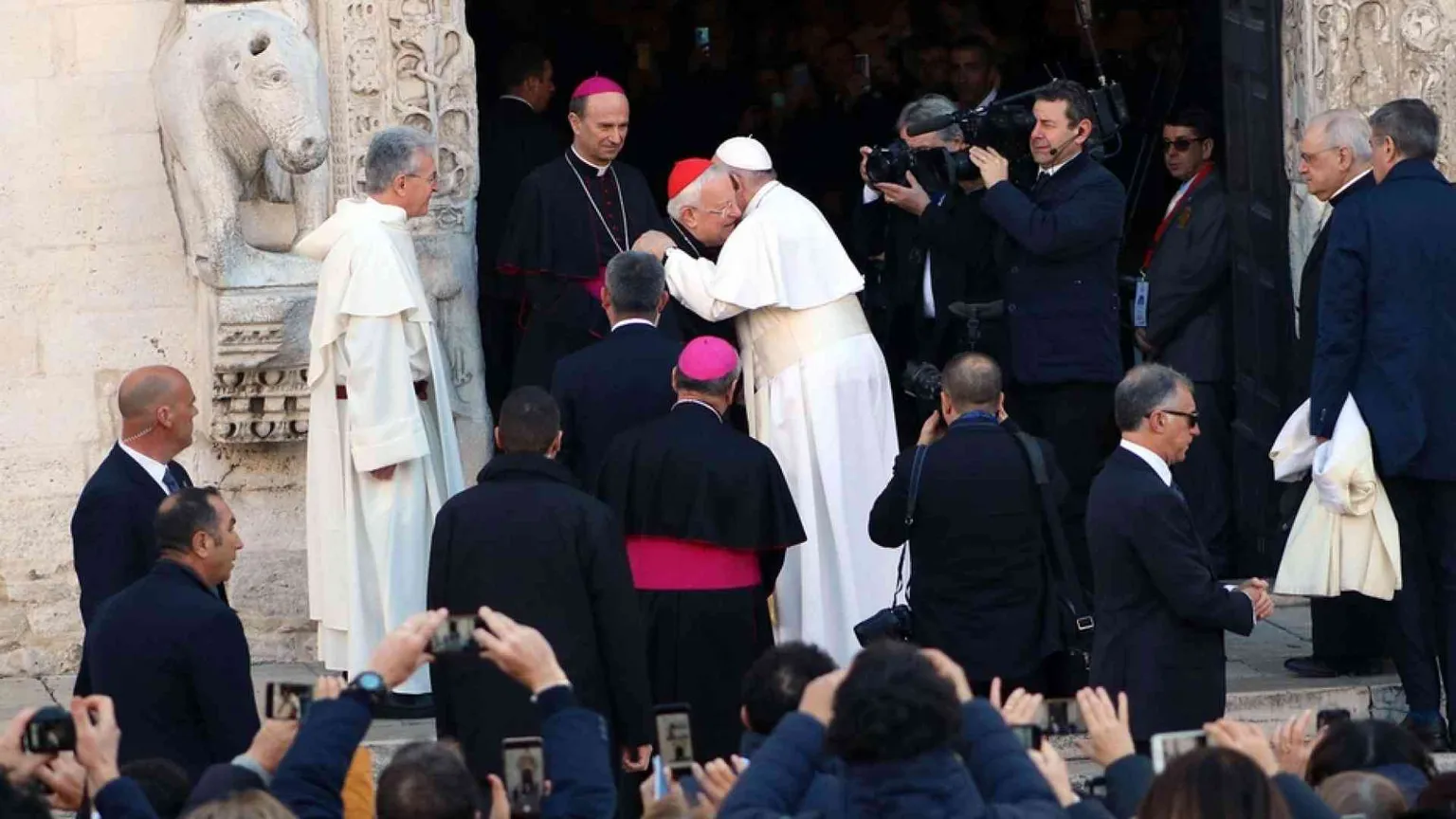 Il Papa a Firenze con i vescovi e i sindaci del Mediterraneo per la pace