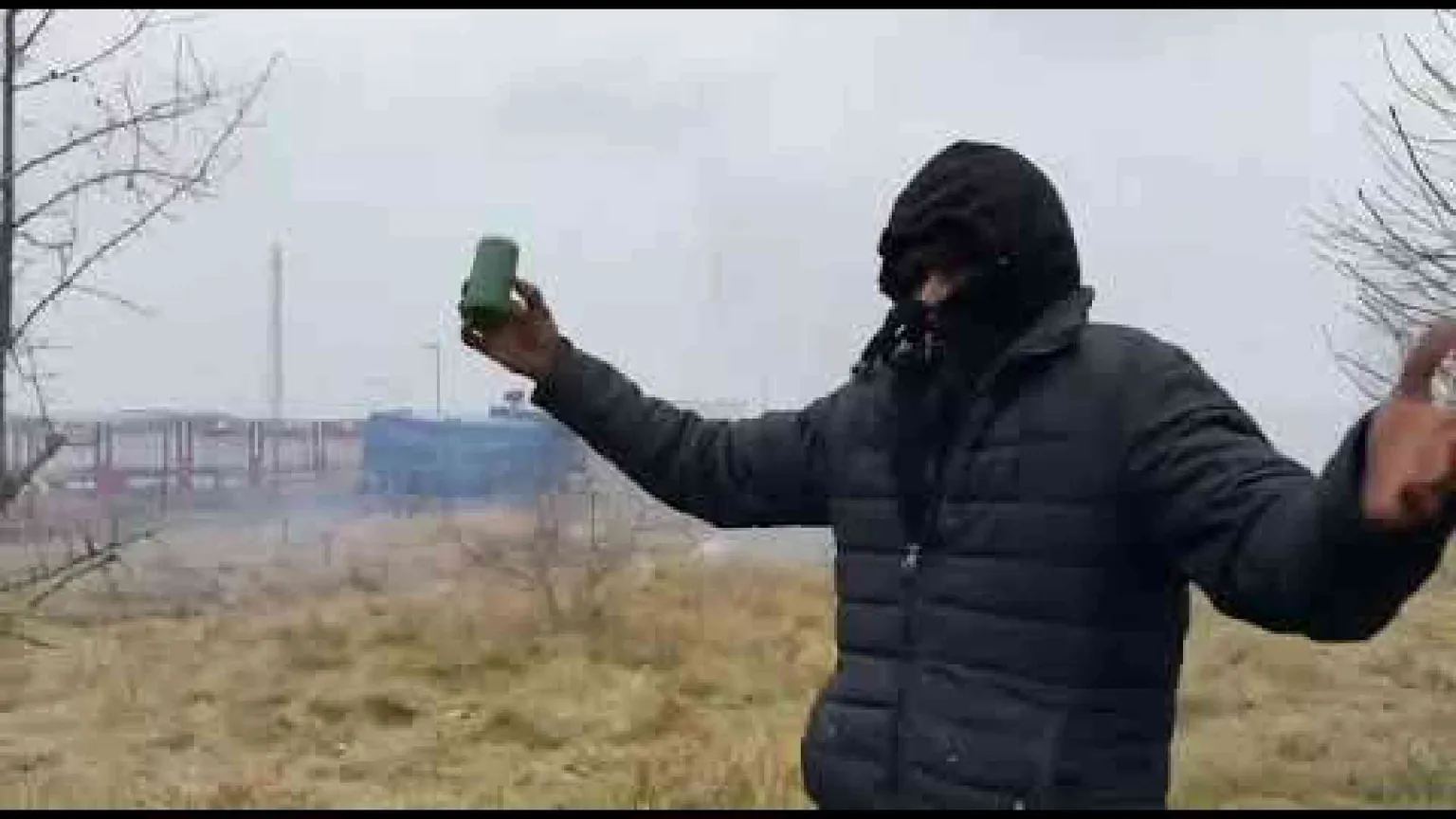 Assalto alle barriere polacche, idranti e gas lacrimogeni contro i migranti