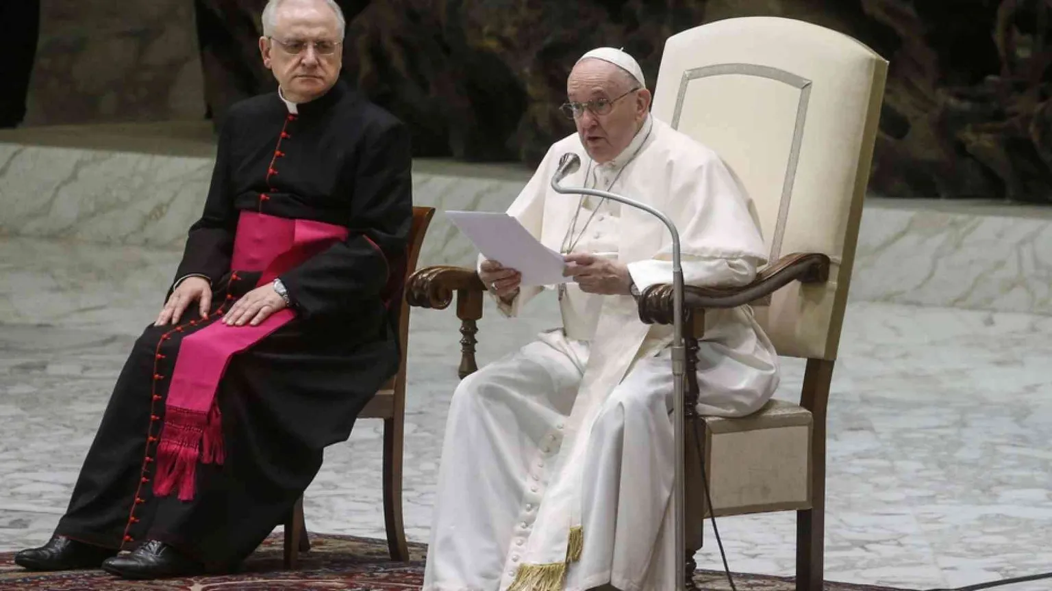 Il Papa: la Chiesa torni all'essenziale, Dio privilegia le periferie