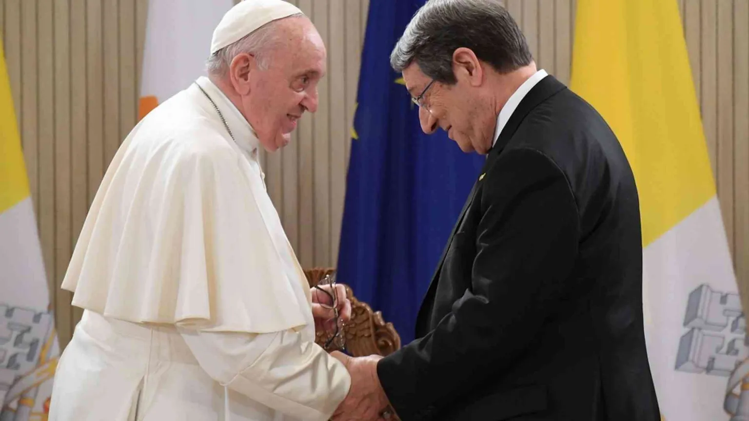Il Papa: «Non saranno i muri della paura ad aiutare il progresso dell'Europa»