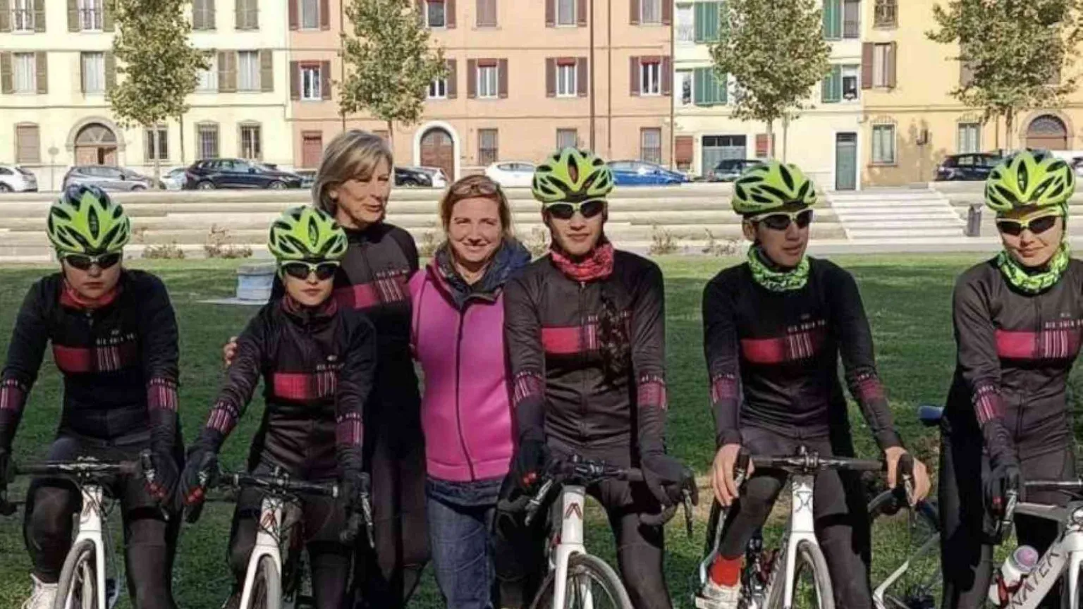 L'ex campionessa che aiuta (in bicicletta) le ragazze in fuga