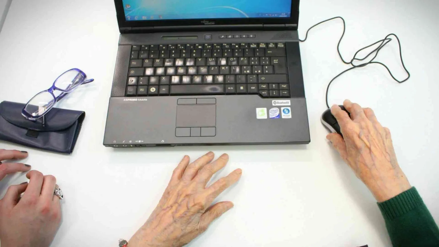 Così la solidarietà si rinnova quando la povertà è digitale