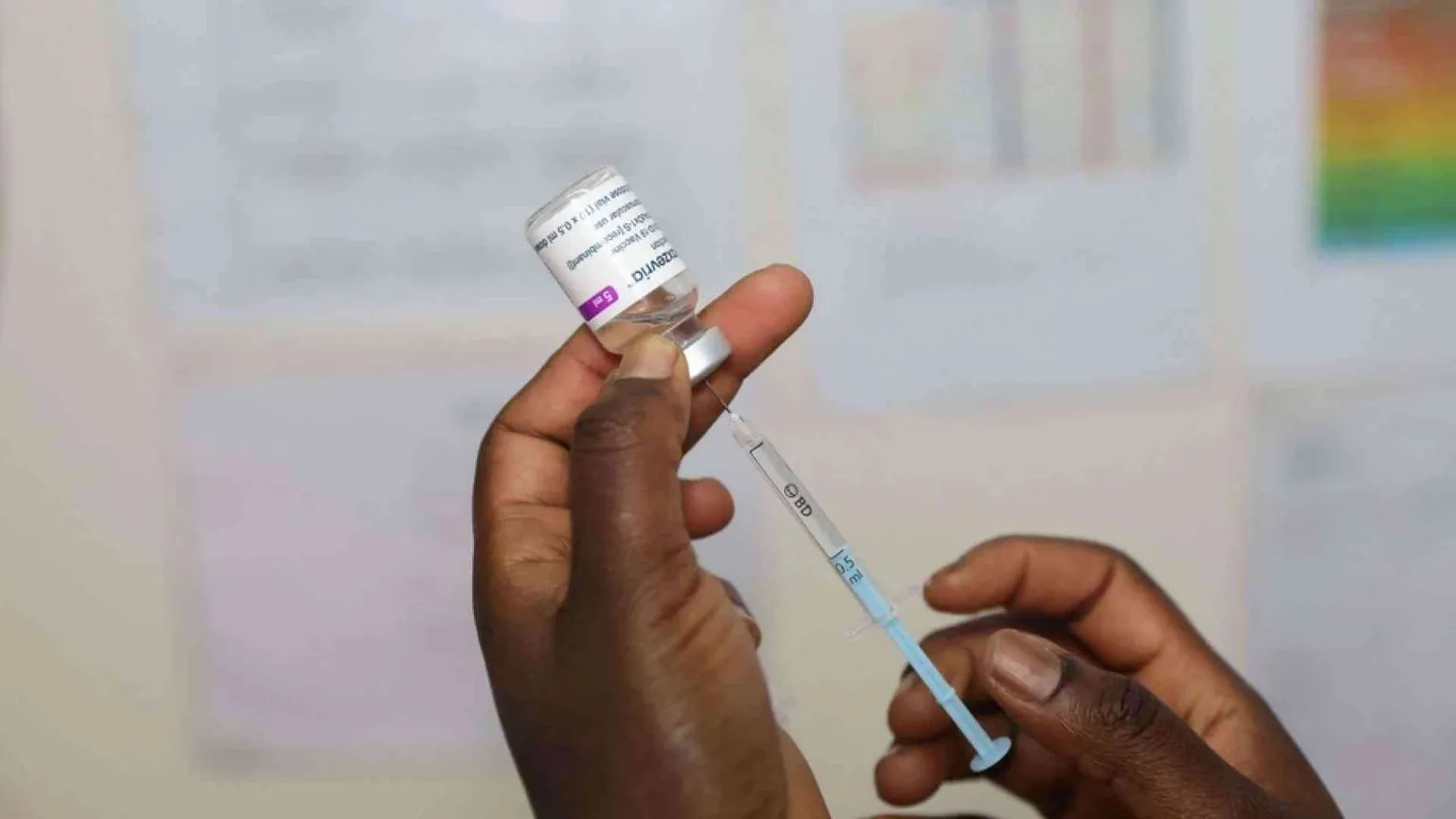 Vaccini, dopo cinque mesi l'efficacia al 39%