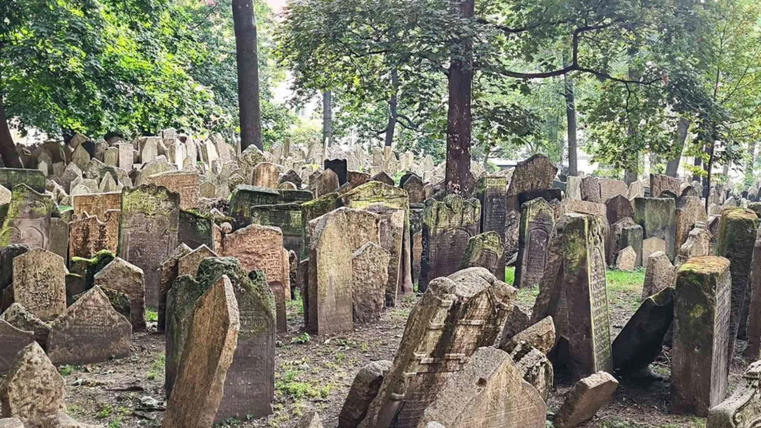 Nel cimitero ebraico di Praga, dove il tempo è totale