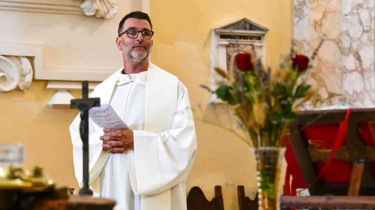 Don Cristian parroco-eremita vicino alla gente. Preghiera e accoglienza