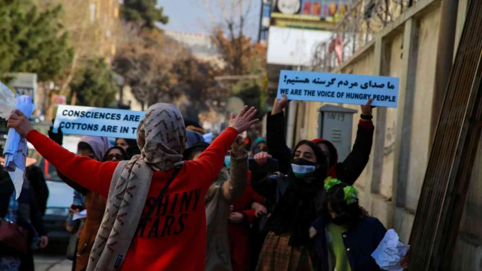 La protesta delle donne a Kabul: la polizia spara per disperderle