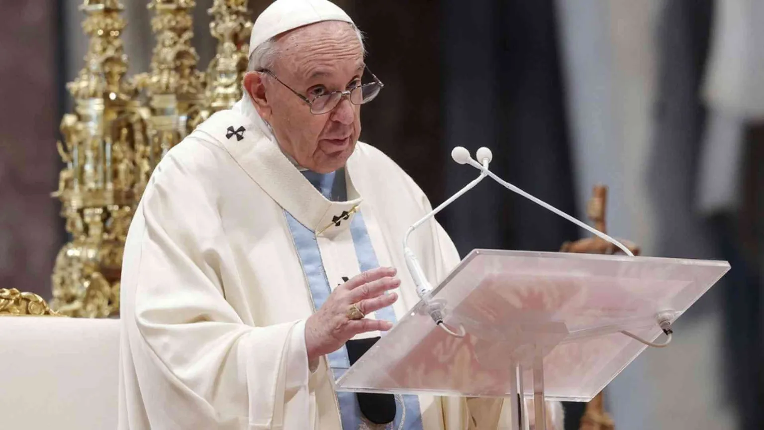 Il Papa: «Ferire una donna è oltraggiare Dio»