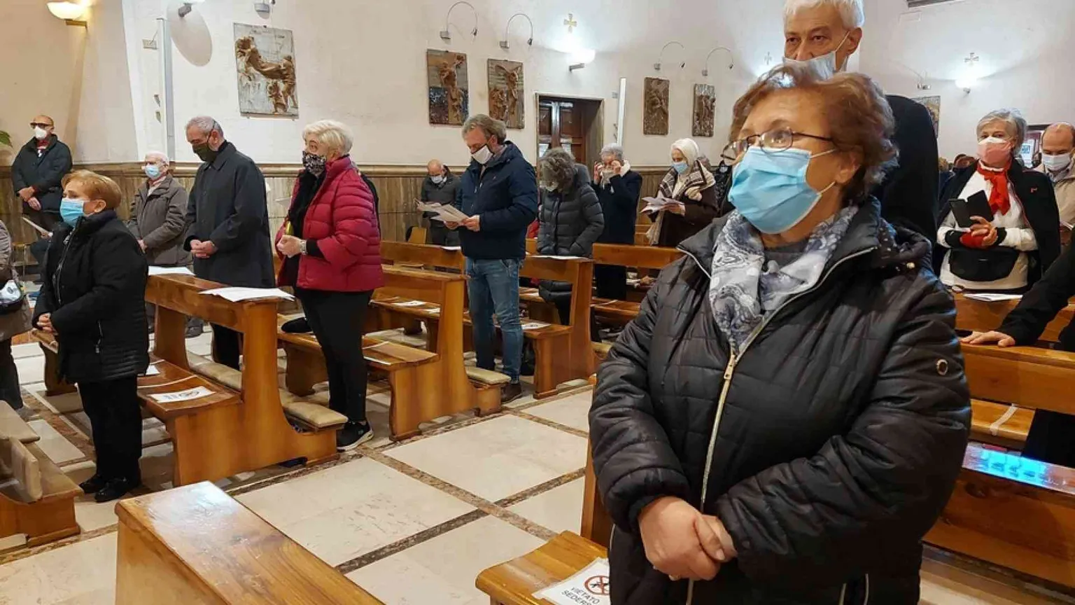 A Messa raccomandata la mascherina Ffp2. Sorveglianza sul catechismo