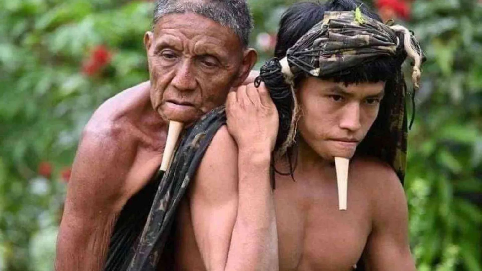 Il padre in spalla per 12 ore nella foresta amazzonica per farlo vaccinare