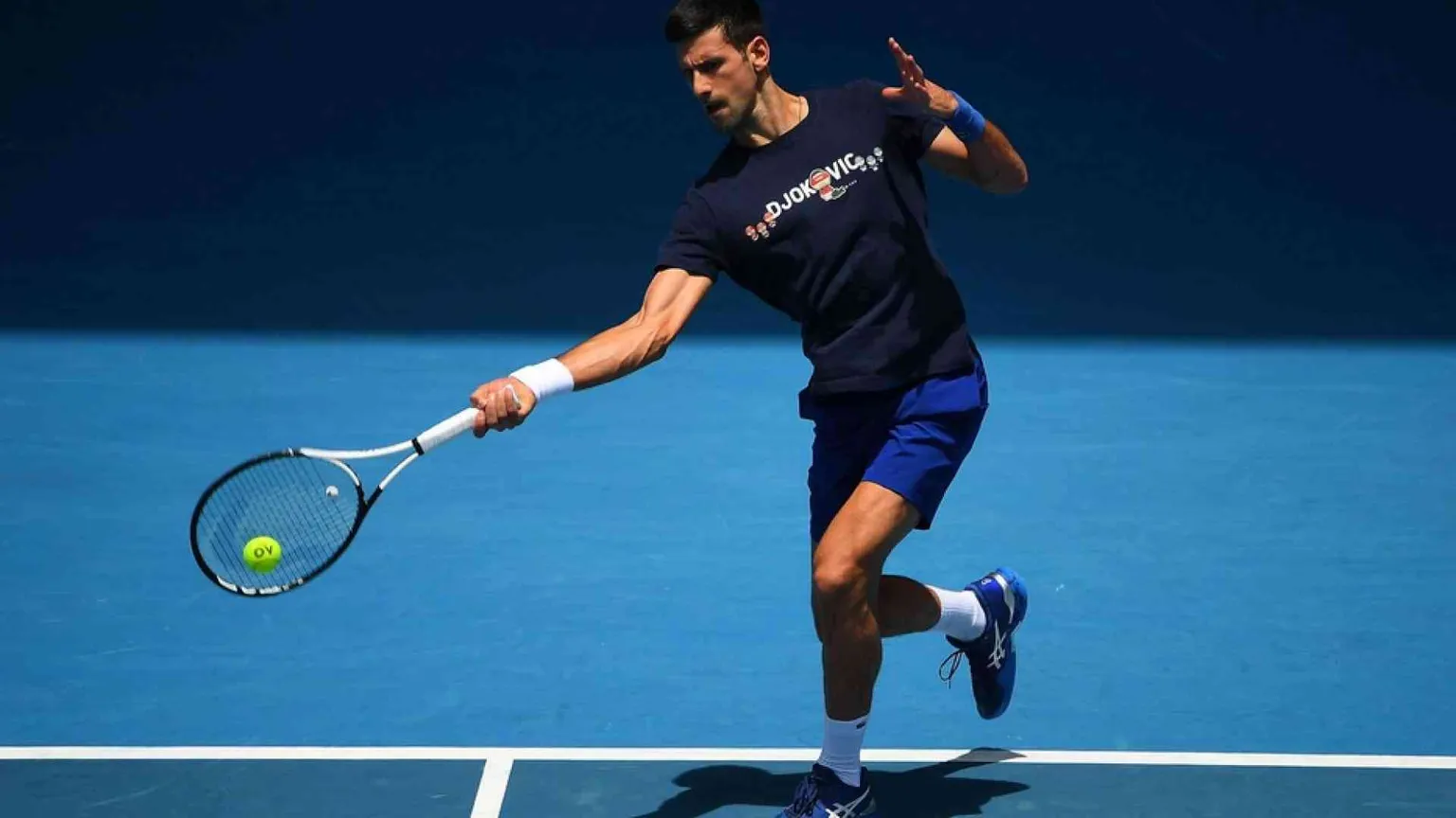 Djokovic: «Positivo al Covid ho rotto l'isolamento per un'intervista»