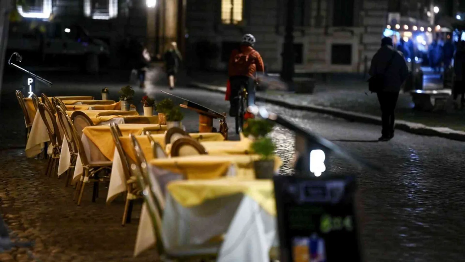 Milano e Roma in lockdown, senza traffico e senza turisti