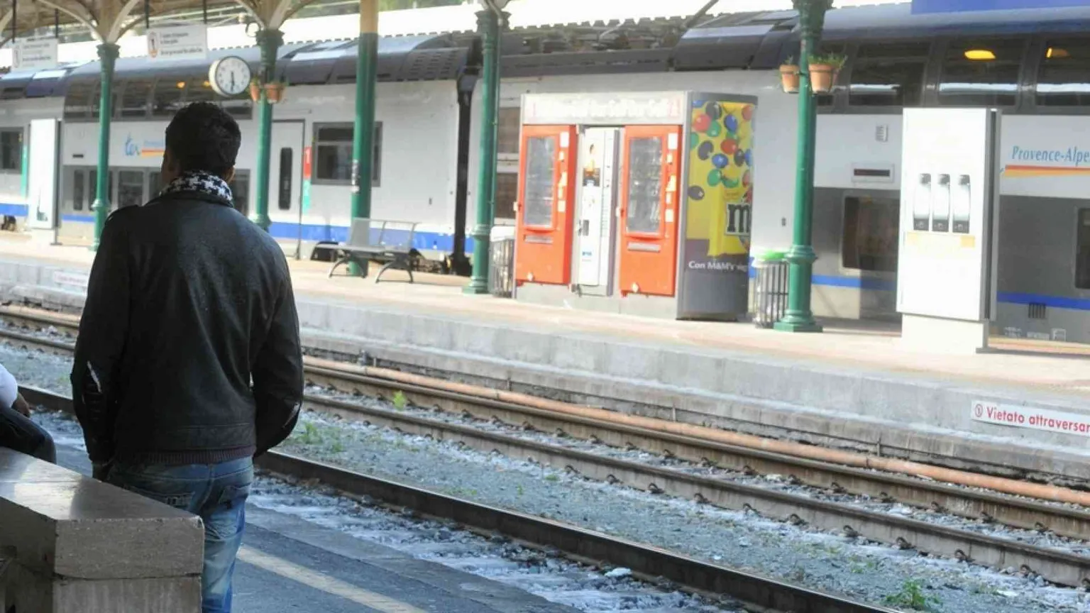 Muore folgorato sul tetto di un treno per la Francia