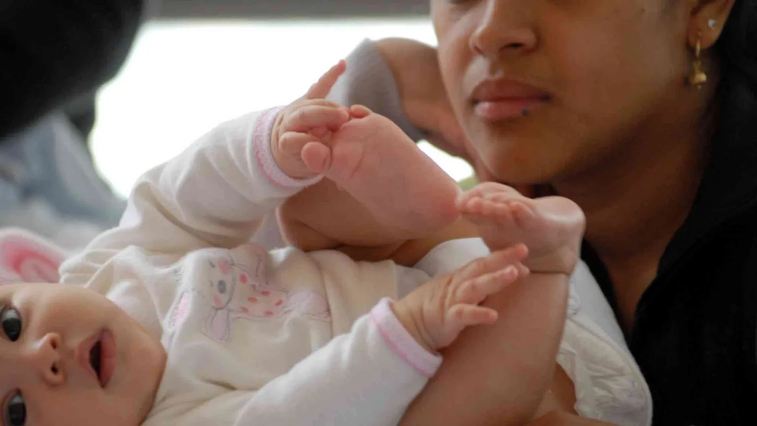 Con più soldi alle madri povere migliora il cervello dei bambini