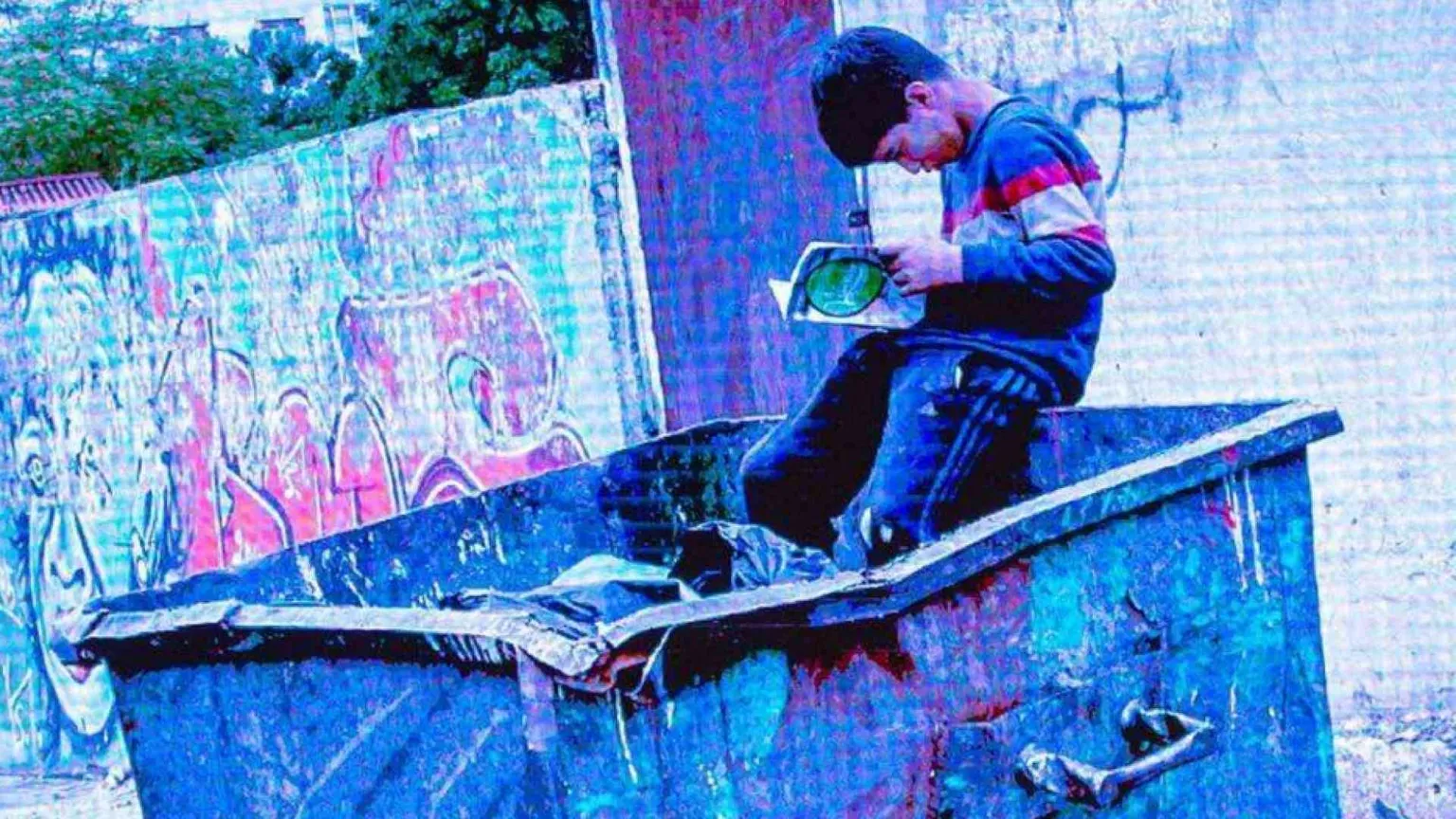 Hussein, il bambino profugo siriano che legge tra la spazzatura