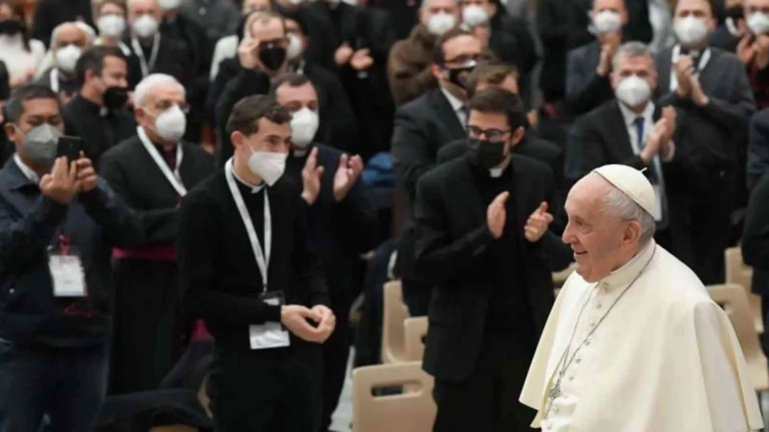 Il Papa: qualche sacerdote dev'essere evangelizzato. «E più preghiera»