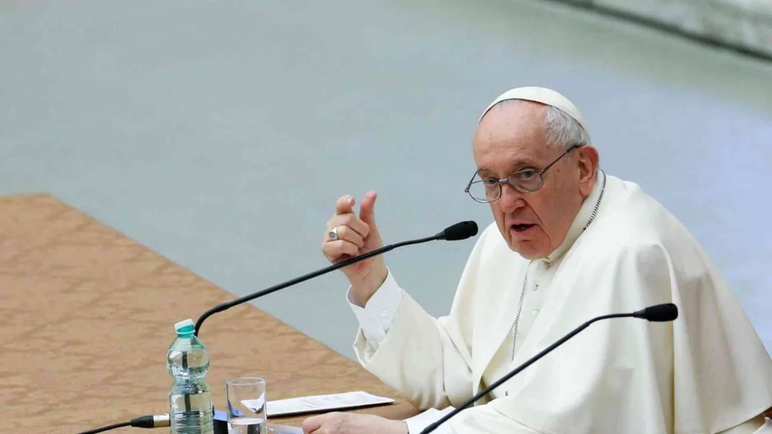 Il Papa: il mondo è campione nel fare la guerra, vergogna per tutti
