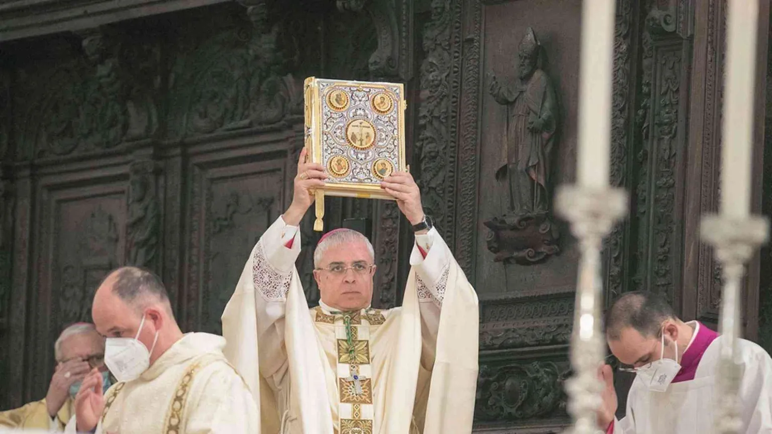 L’abbraccio al nuovo arcivescovo Renna: misericordia e amicizia sociale