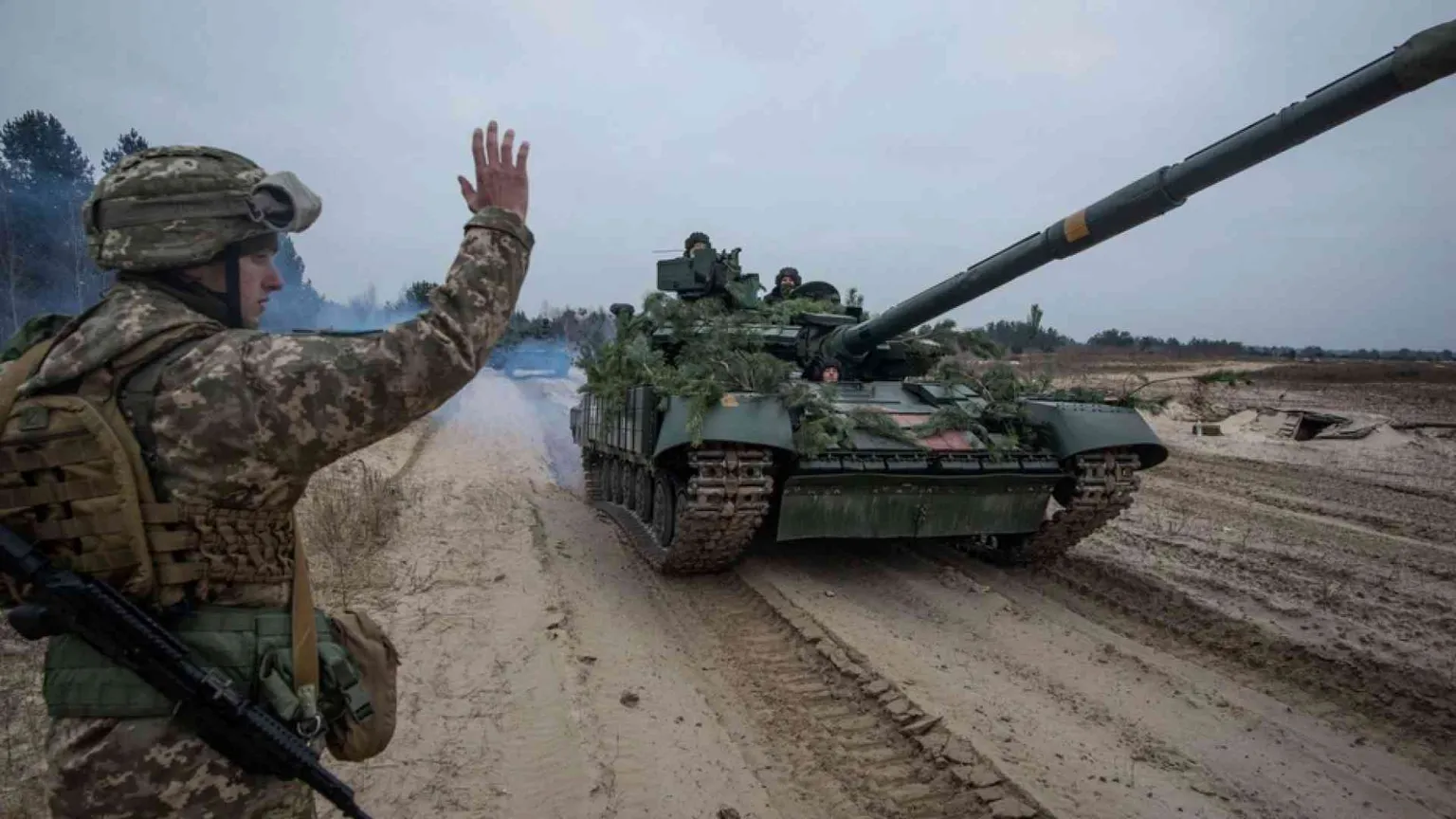 Putin minaccia Kiev e poi frena. La Nato teme un attacco totale