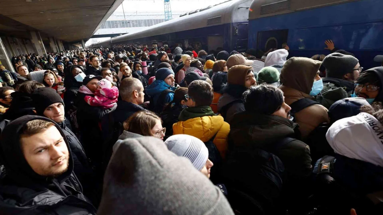 Kiev, la città è deserta e i civili combattono dietro le barricate