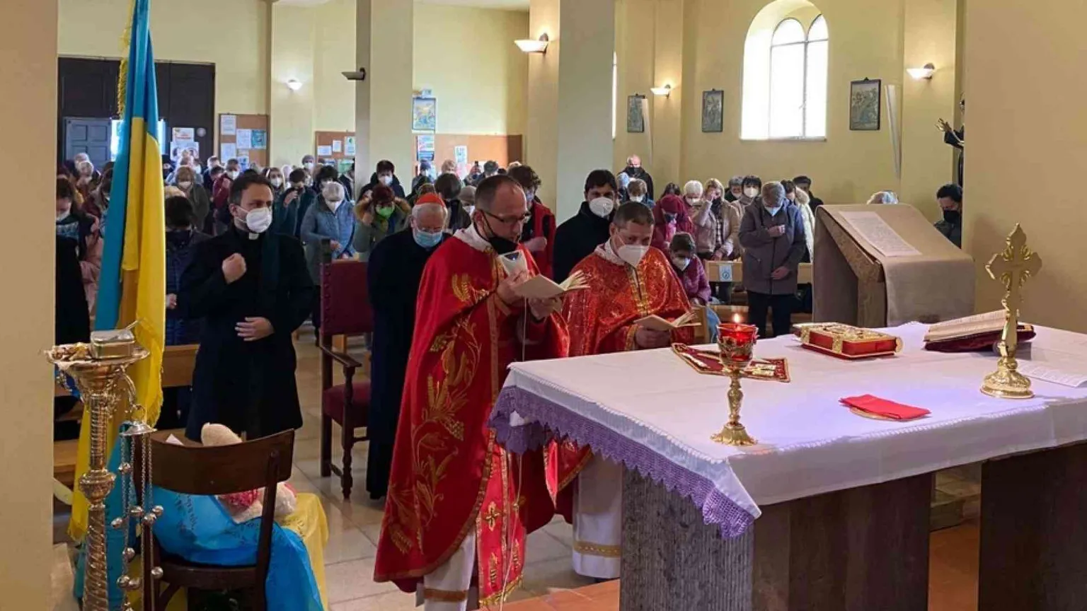 Il cardinale Bassetti visita la comunità ucraina. «Basta guerra»