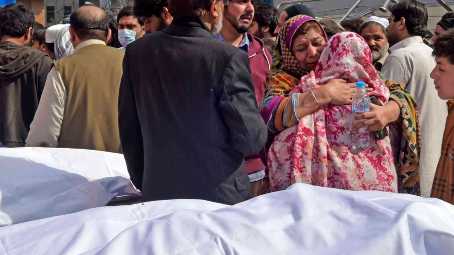 Bombe nella moschea di Peshawar in Pakistan, strage con decine di vittime