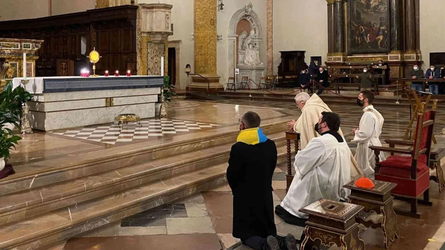 Il cardinale Bassetti: fermare la guerra e apriamo le porte ai profughi