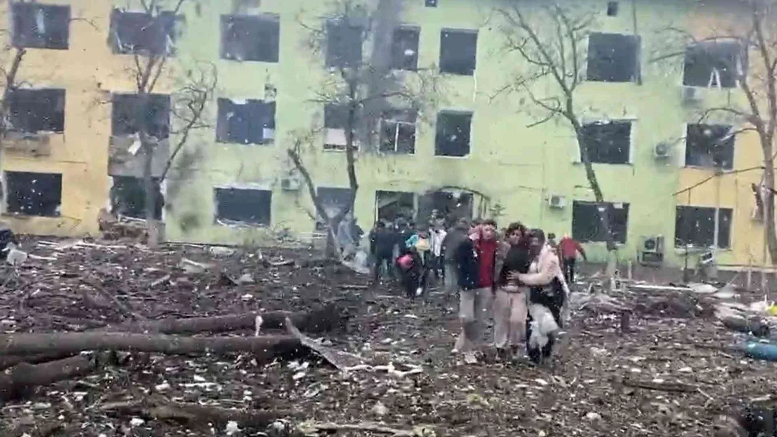 A Mariupol bombe sull'ospedale. «Più di mille morti, è catastrofe umanitaria»
