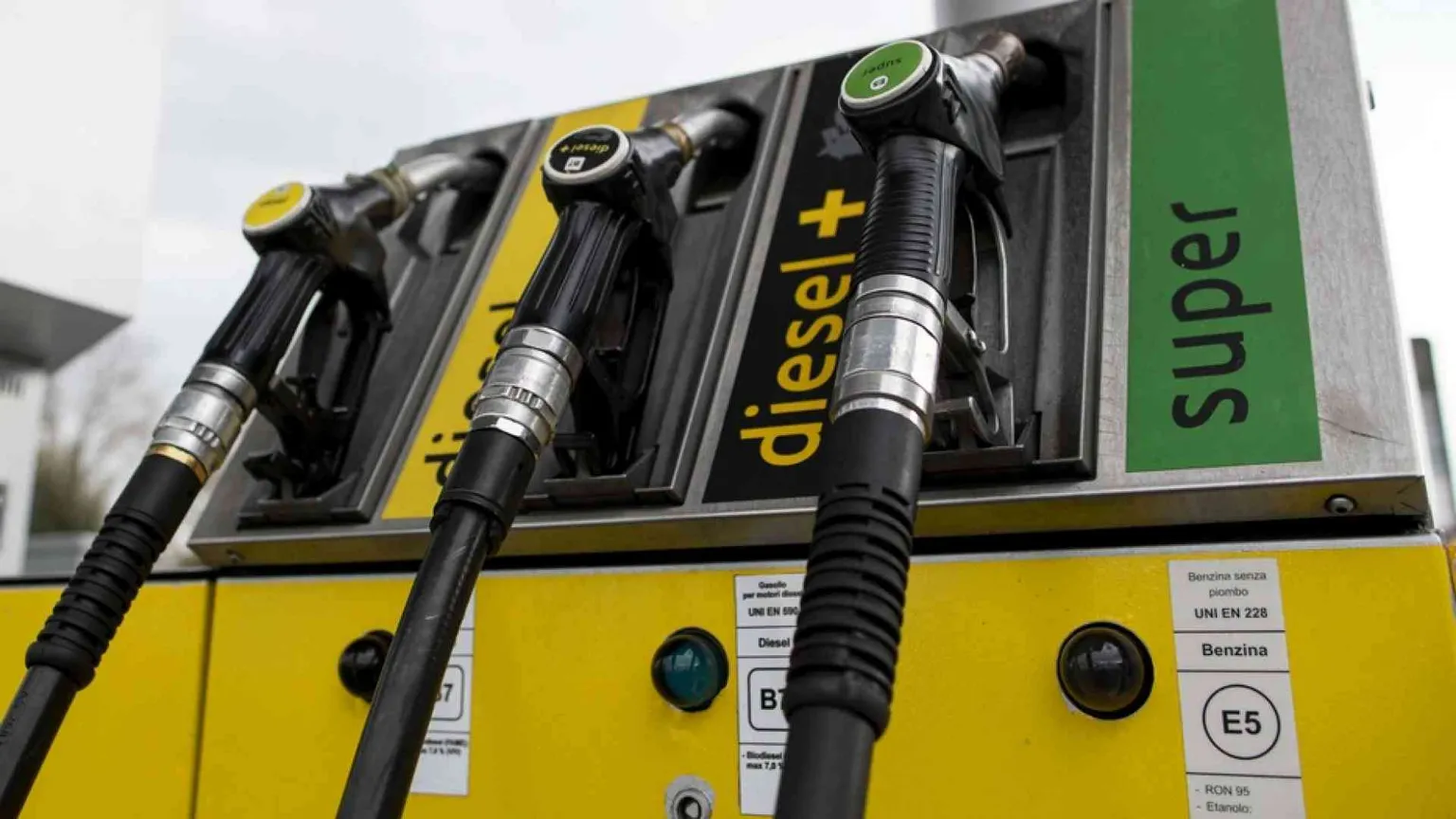 Diesel e benzina alle stelle, ma si può risparmiare fino al 30%