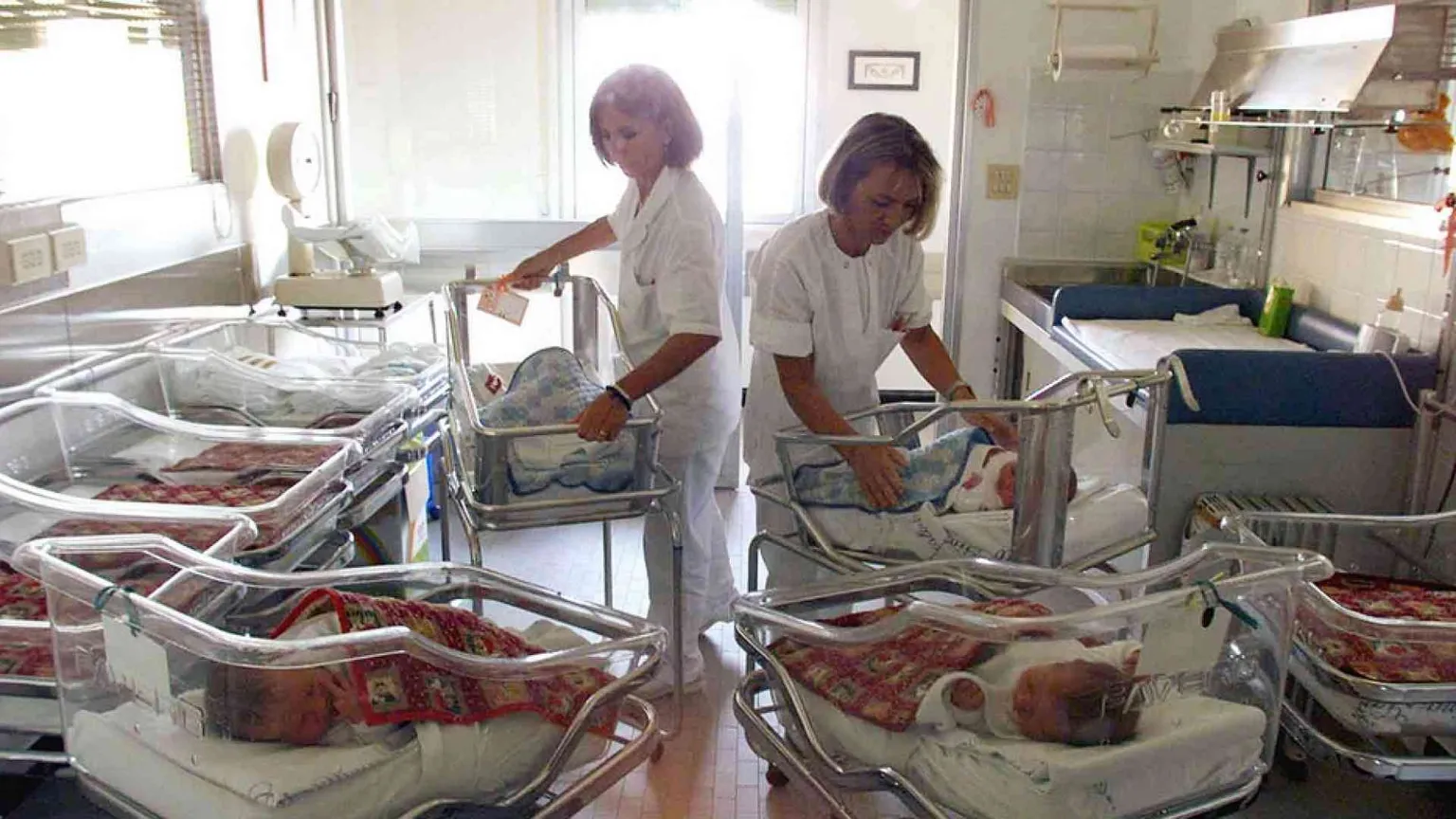 Popolazione giù, piccolo rimbalzo delle nascite a fine 2021