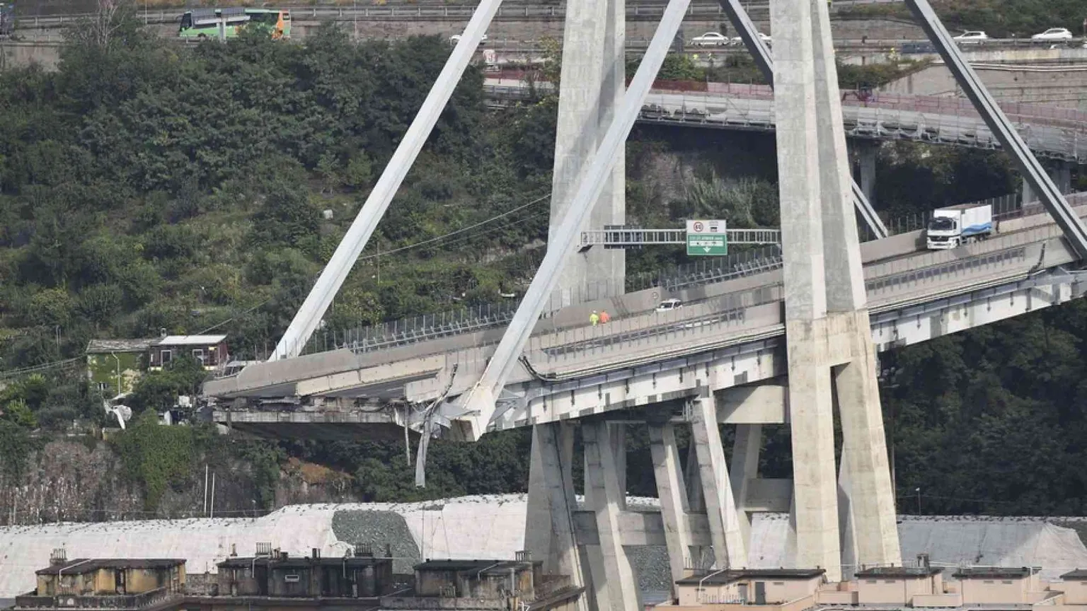 Per il crollo del ponte Morandi Autostrade chiede il patteggiamento