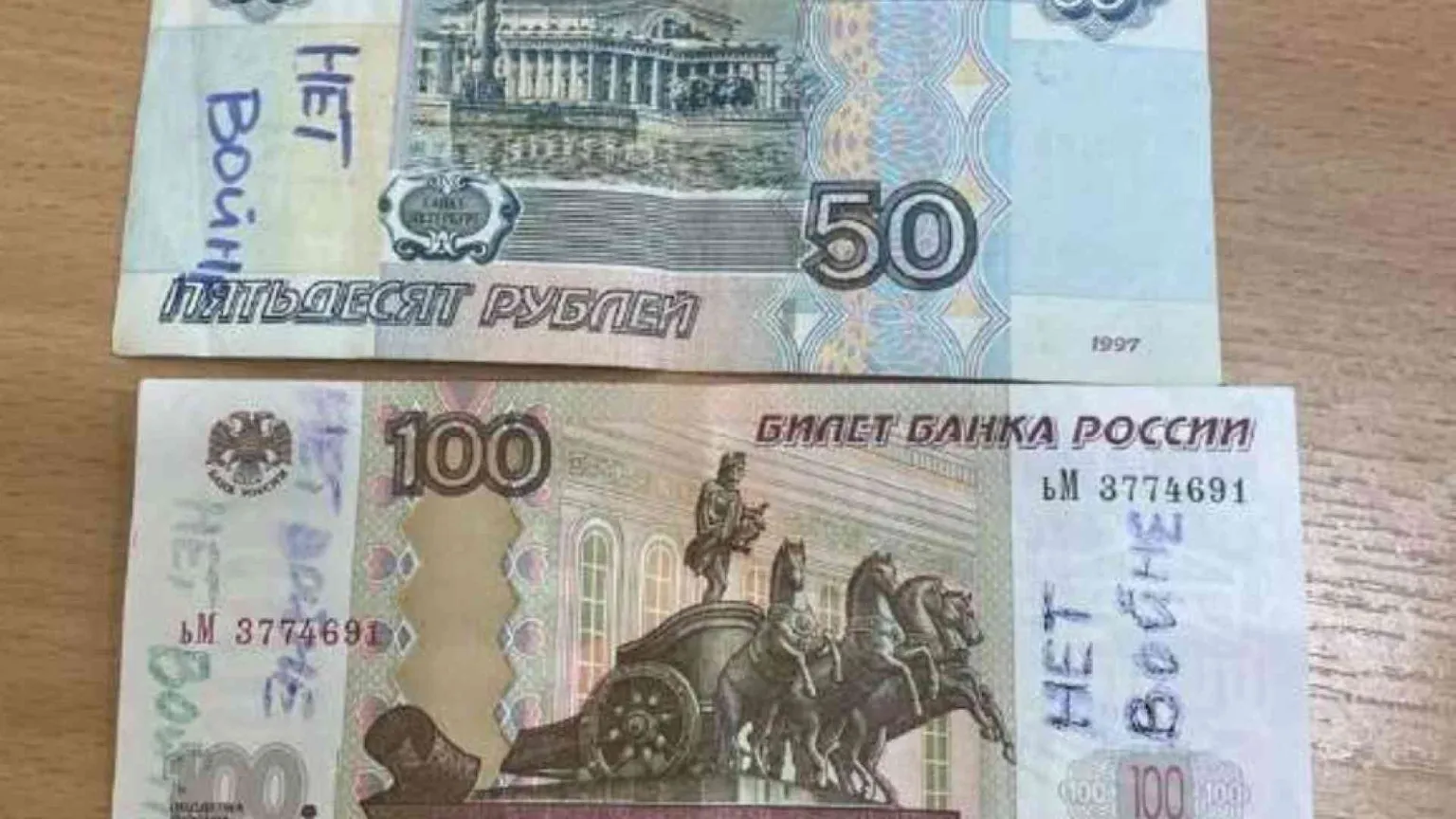 Sui rubli le scritte «No alla guerra»: come circola il dissenso in Russia