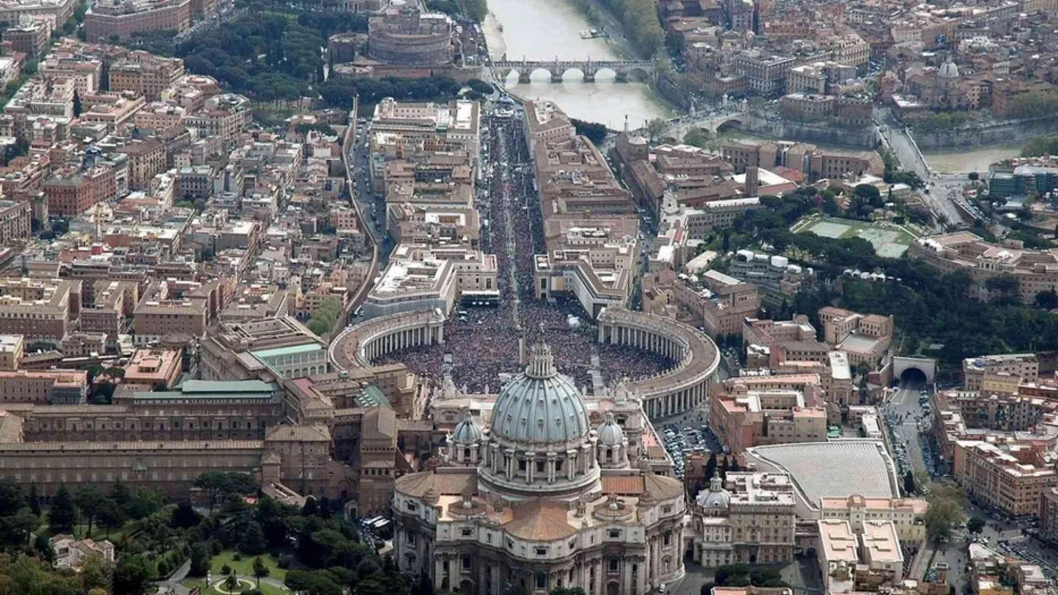 Incarichi anche a laici e laiche ai vertici della Curia Romana