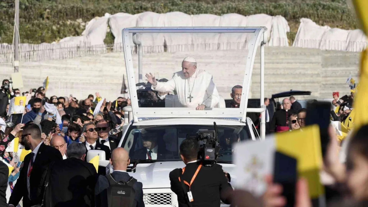 Il Papa vuole andare a Kiev. «Il Mediterraneo non sia cimitero d'Europa»