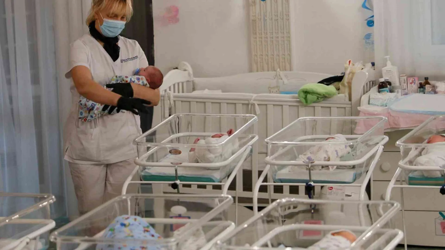 «La maternità surrogata sia reato penale. Anche all’estero»