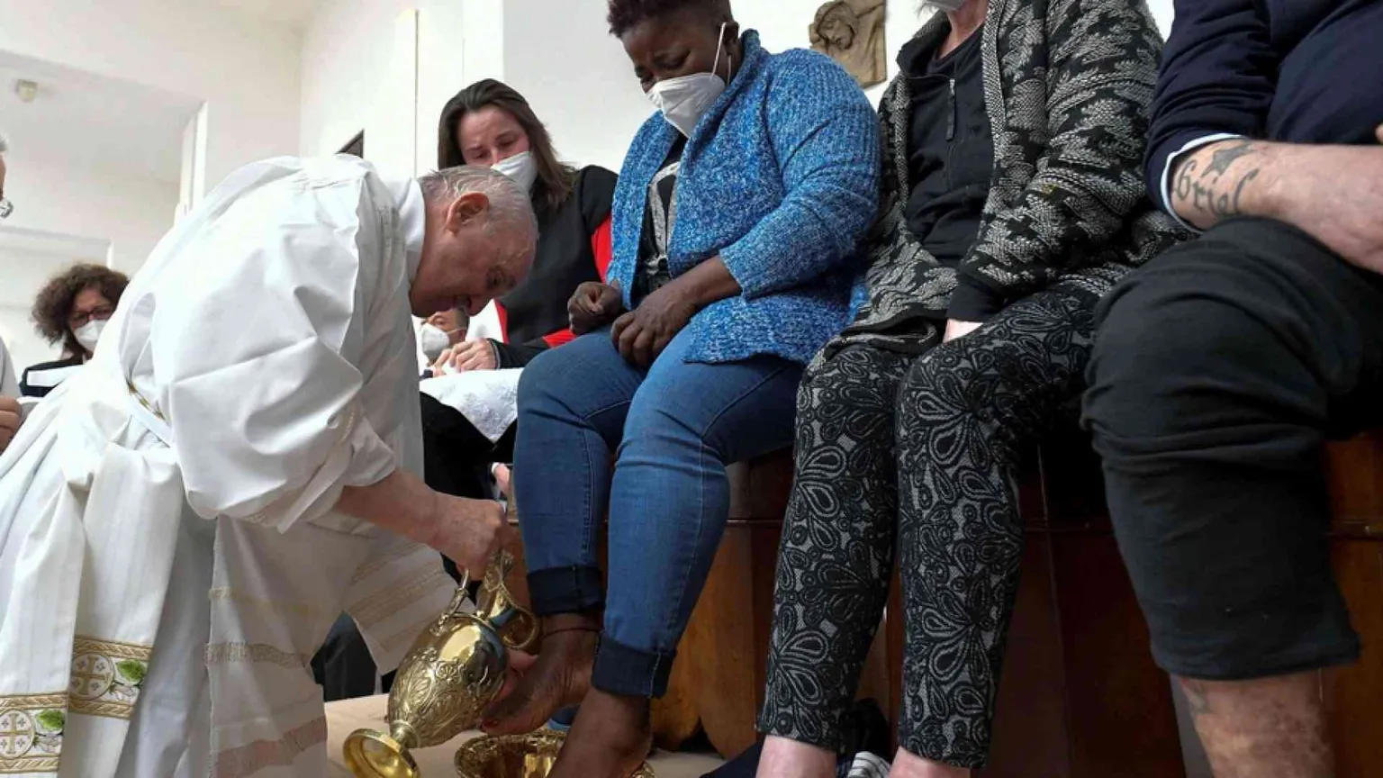 Il Papa lava i piedi a 12 detenuti: «Dio perdona tutto e sempre»