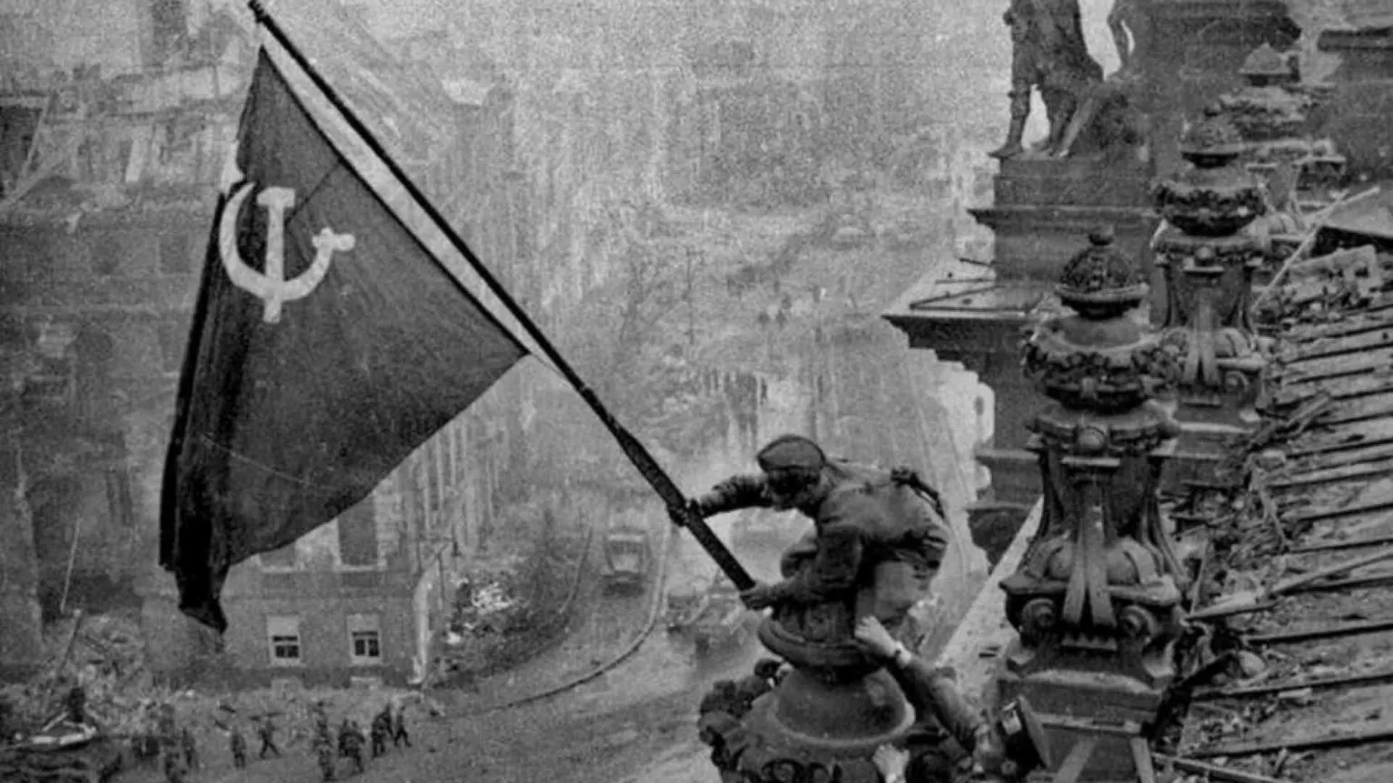 Immagini di guerra, ambigue bandiere della vittoria