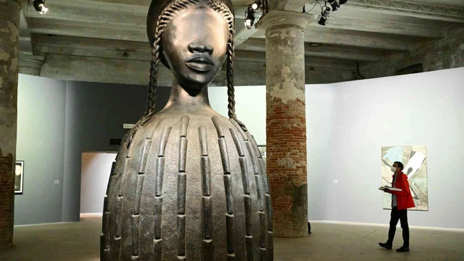 Biennale di Venezia: Simone Leigh e Gran Bretagna vincono il Leone d'Oro
